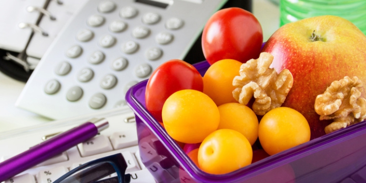 Die optimale Ernährung für die Arbeit und unterwegs Mittags Im Büro