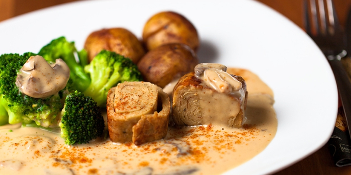 Rosmarin-Roulade mit Kartoffeln, Broccoli und Champignon-Pfeffersoße Fitnessrezept vegetarische Rosmarin Roulade